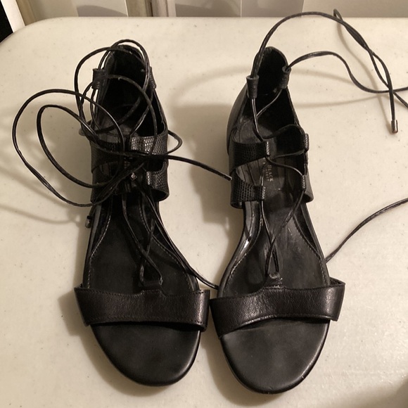 White House Black Market Vintage Strappy Black Flats/Sandals Sz 6M - Picture 3 of 8